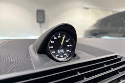 Valkoinen Porsche Panamera 2018 kuva 17.