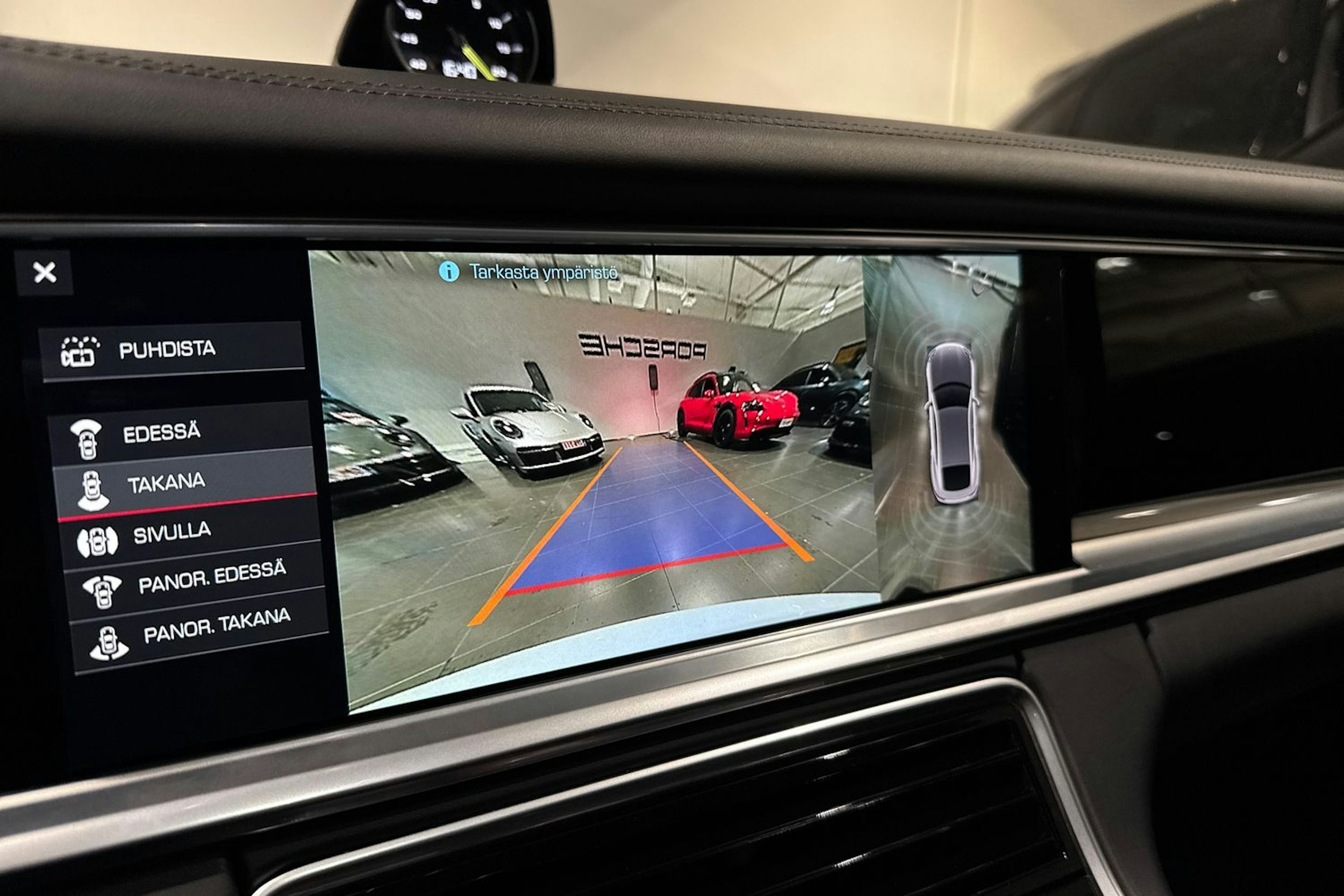 Valkoinen Porsche Panamera 2018 kuva 18.