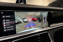 Valkoinen Porsche Panamera 2018 kuva 18.
