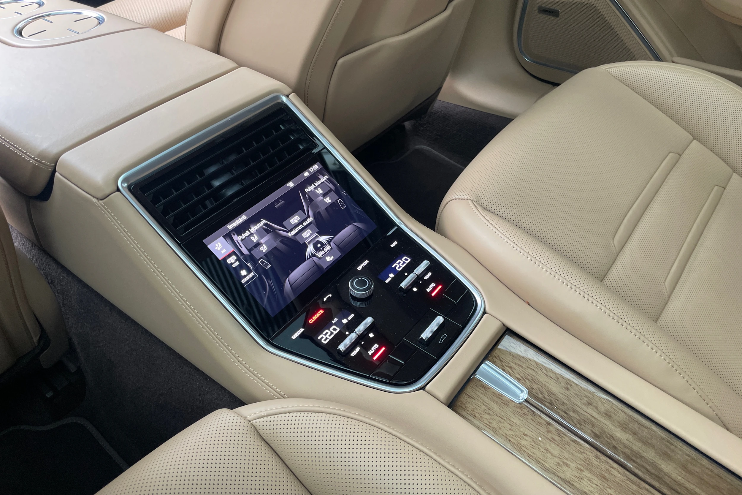 musta Porsche Panamera 2018 kuva 19.