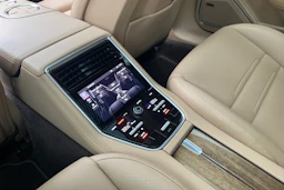 musta Porsche Panamera 2018 kuva 19.