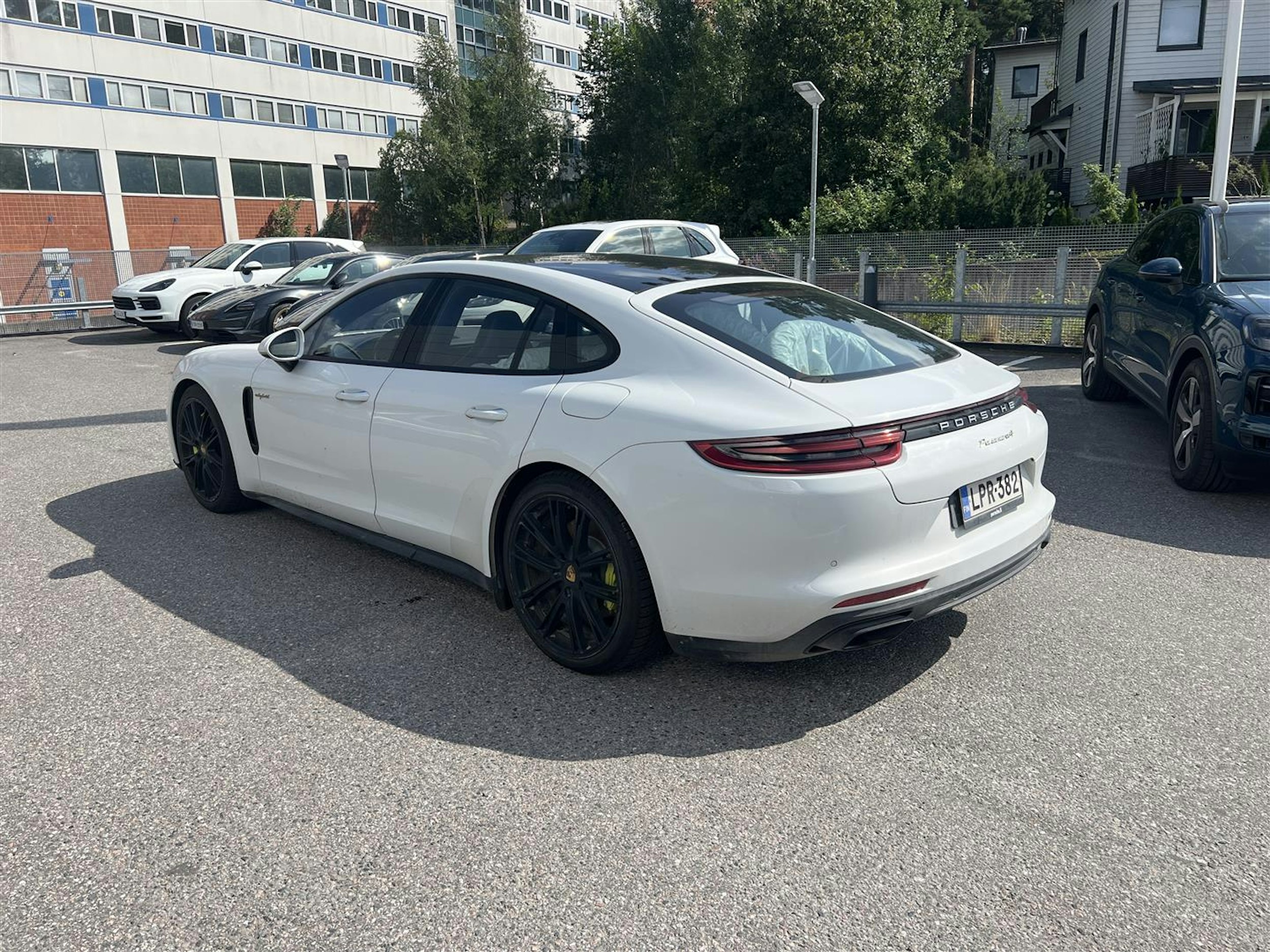 Valkoinen Porsche Panamera 2018 kuva 2.
