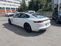 Valkoinen Porsche Panamera 2018 kuva 2.