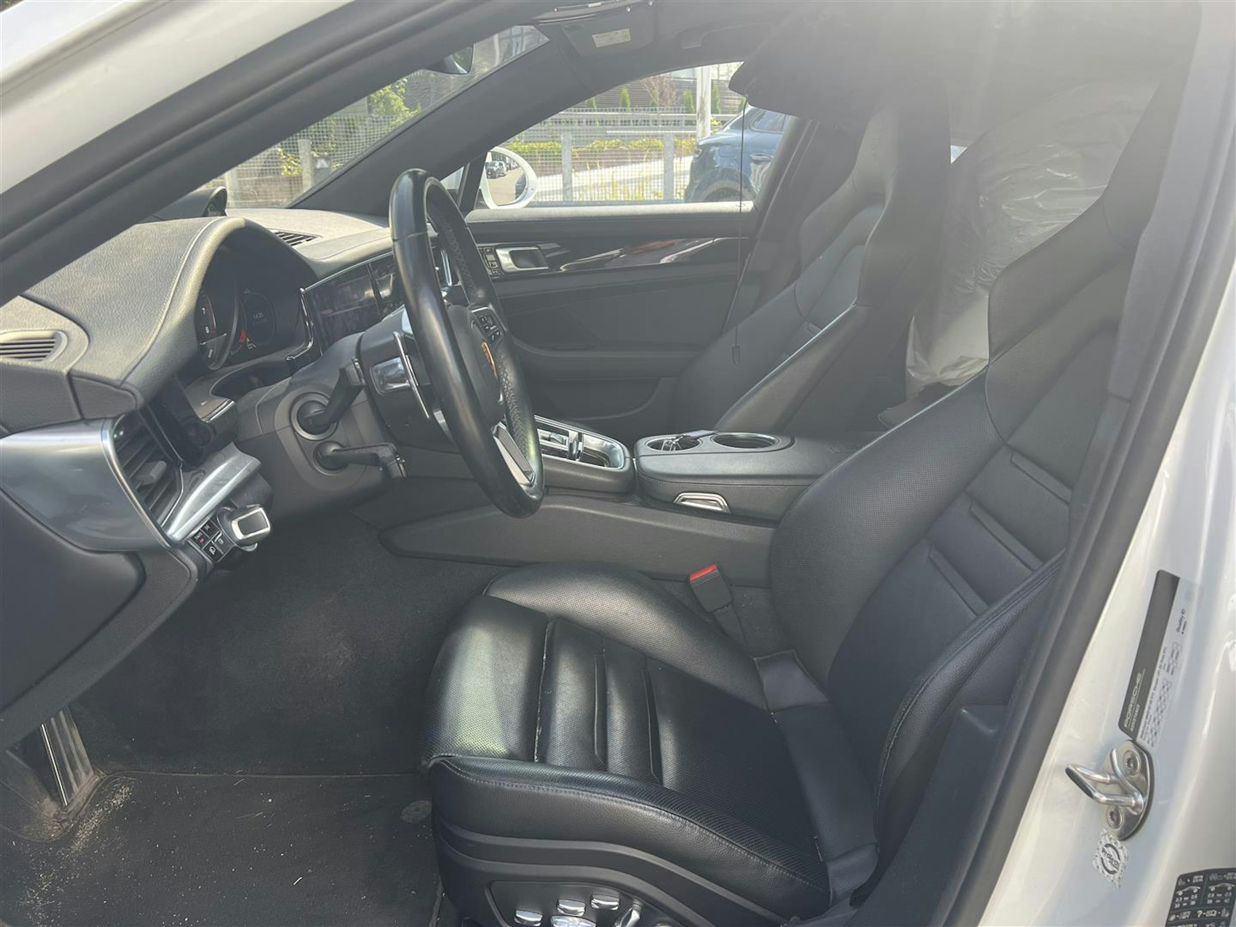 Valkoinen Porsche Panamera 2018 kuva 3.