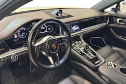 Valkoinen Porsche Panamera 2018 kuva 7.