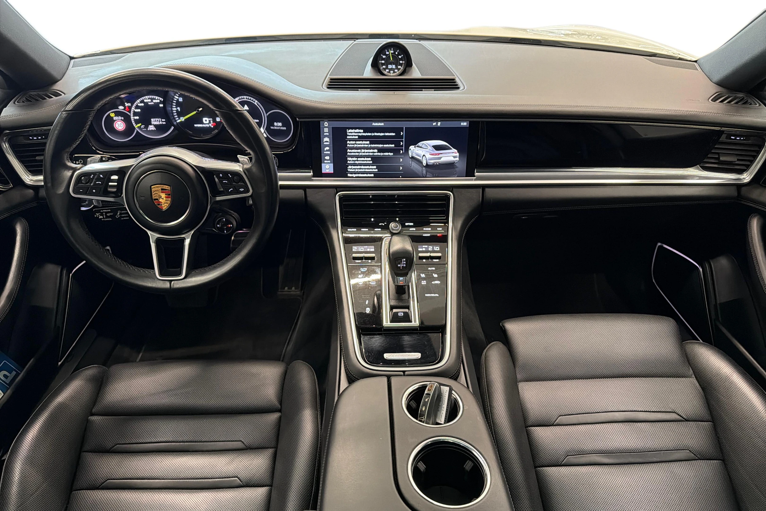 Valkoinen Porsche Panamera 2018 kuva 8.