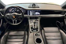 Valkoinen Porsche Panamera 2018 kuva 8.
