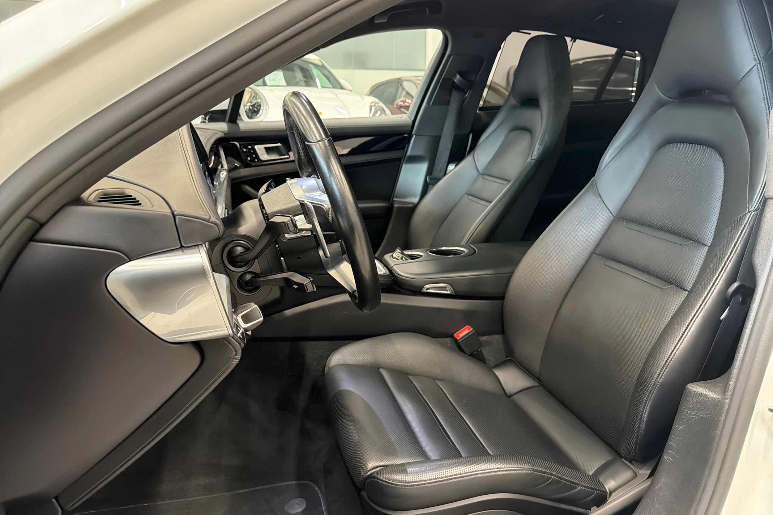 Valkoinen Porsche Panamera 2018 kuva 10.