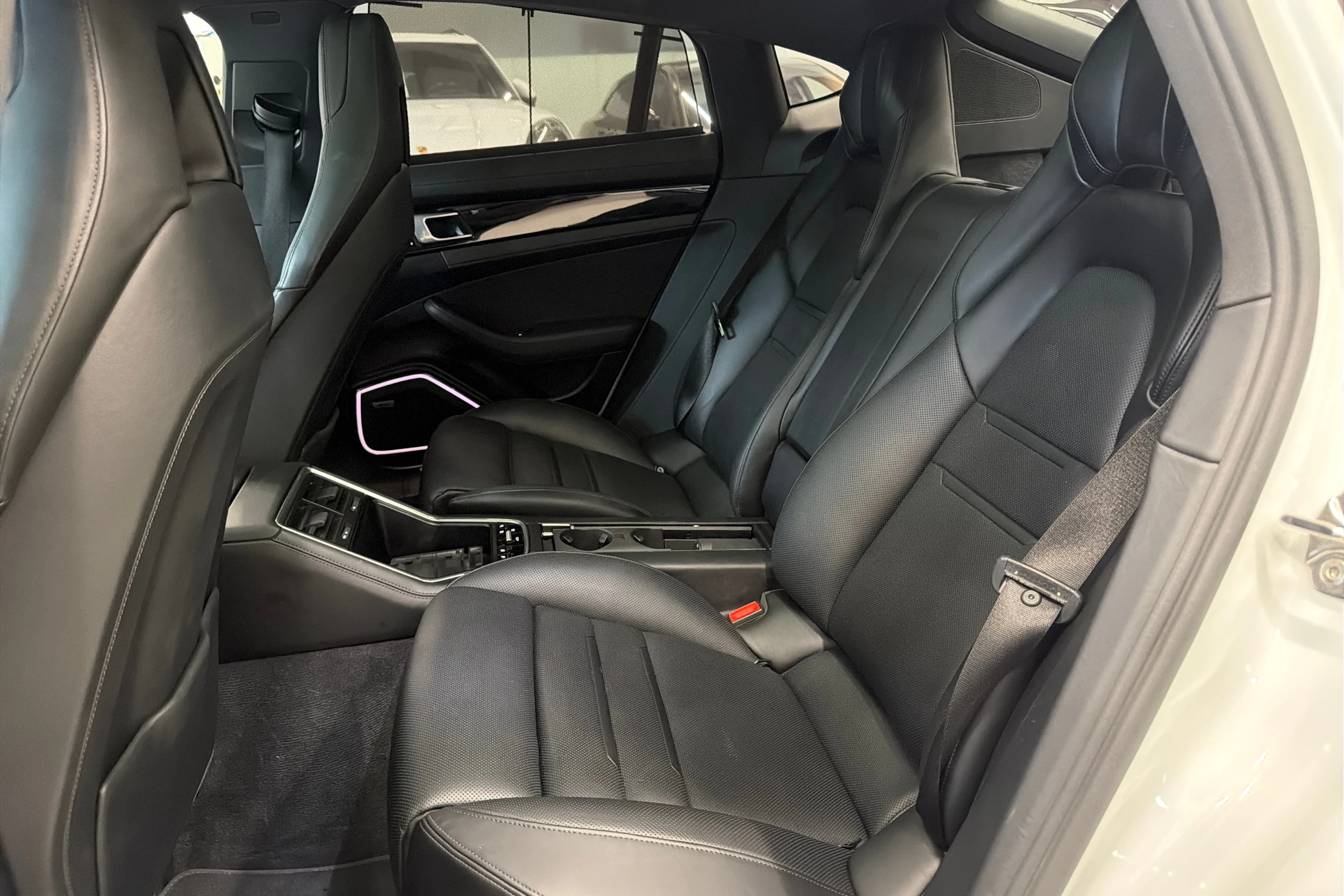 Valkoinen Porsche Panamera 2018 kuva 11.