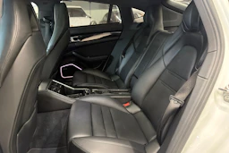 Valkoinen Porsche Panamera 2018 kuva 11.
