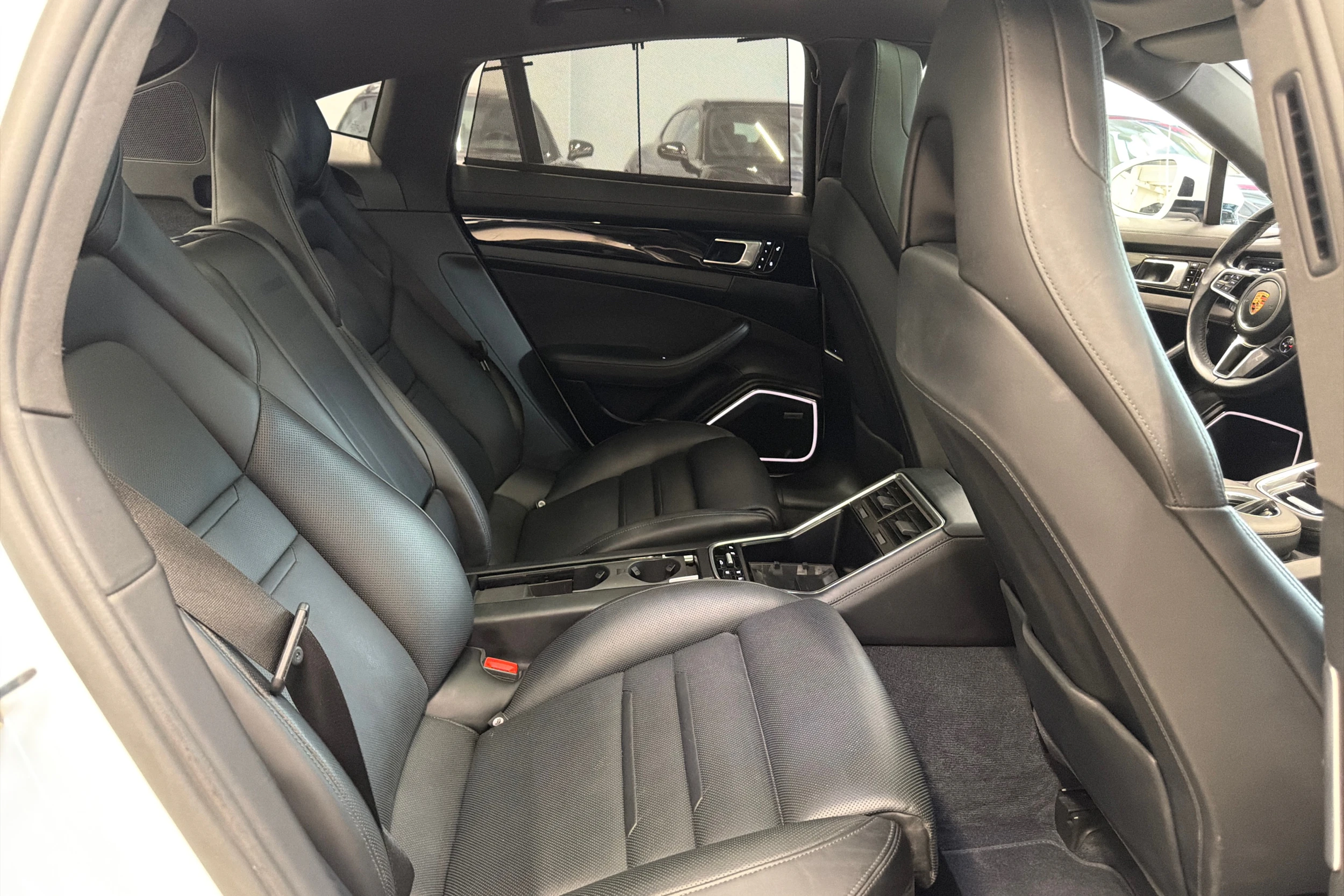 Valkoinen Porsche Panamera 2018 kuva 12.
