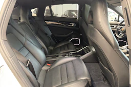 Valkoinen Porsche Panamera 2018 kuva 12.