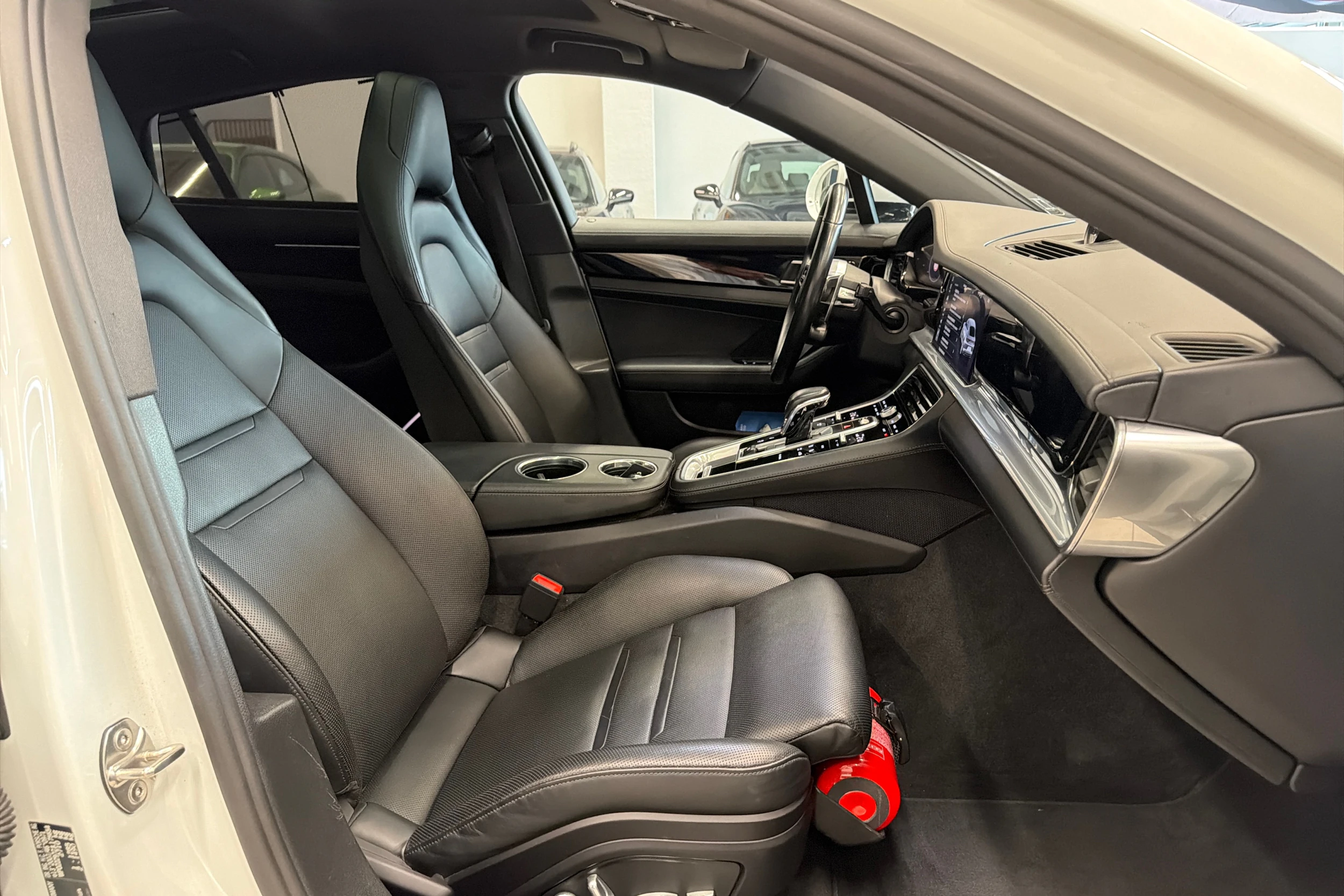 Valkoinen Porsche Panamera 2018 kuva 13.