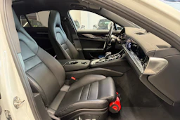 Valkoinen Porsche Panamera 2018 kuva 13.