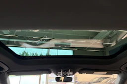 Valkoinen Porsche Panamera 2018 kuva 16.