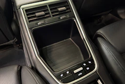 Valkoinen Porsche Panamera 2018 kuva 17.