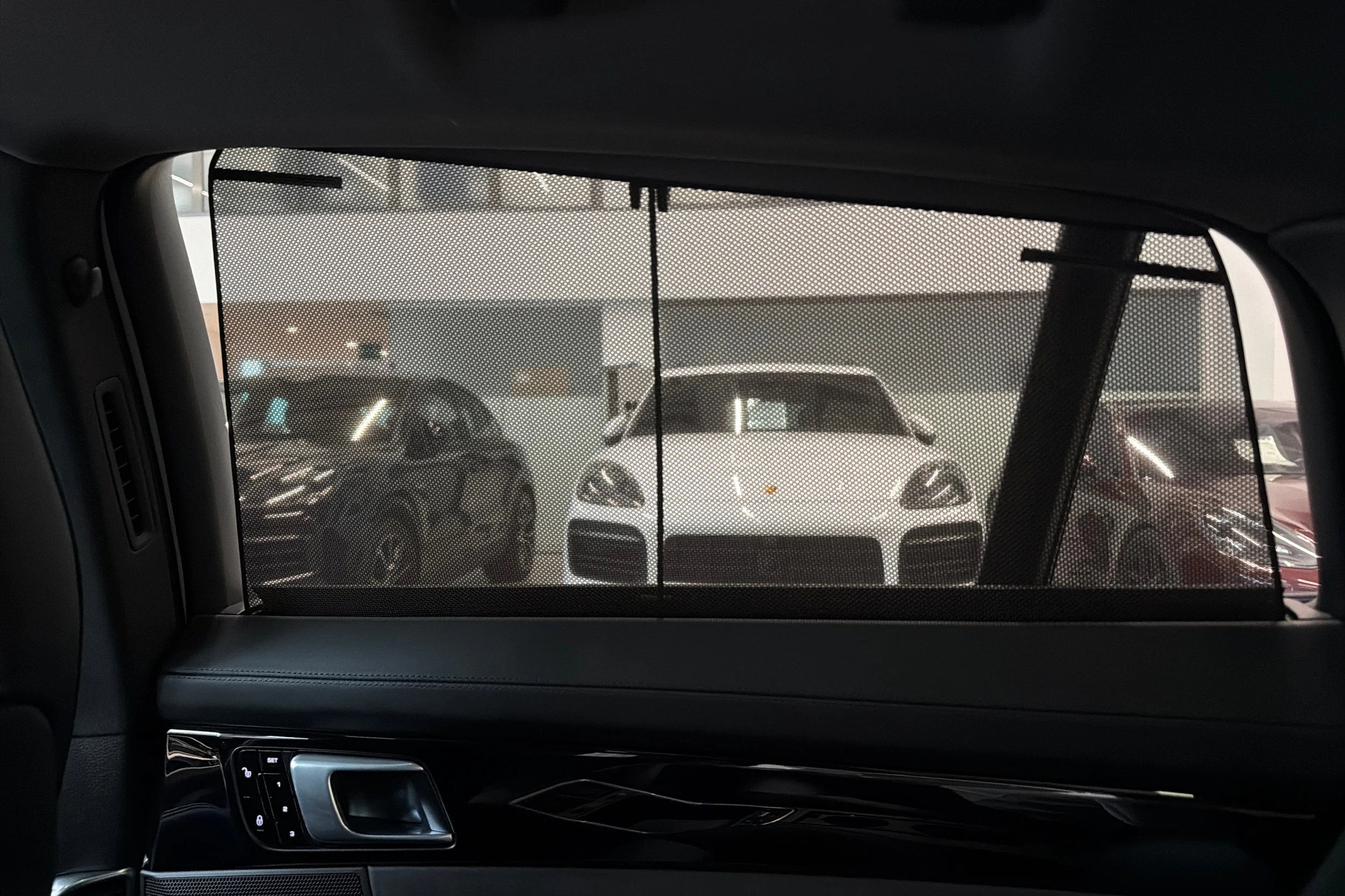 Valkoinen Porsche Panamera 2018 kuva 18.