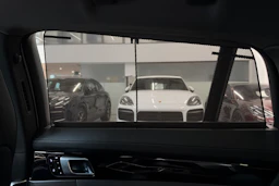 Valkoinen Porsche Panamera 2018 kuva 18.