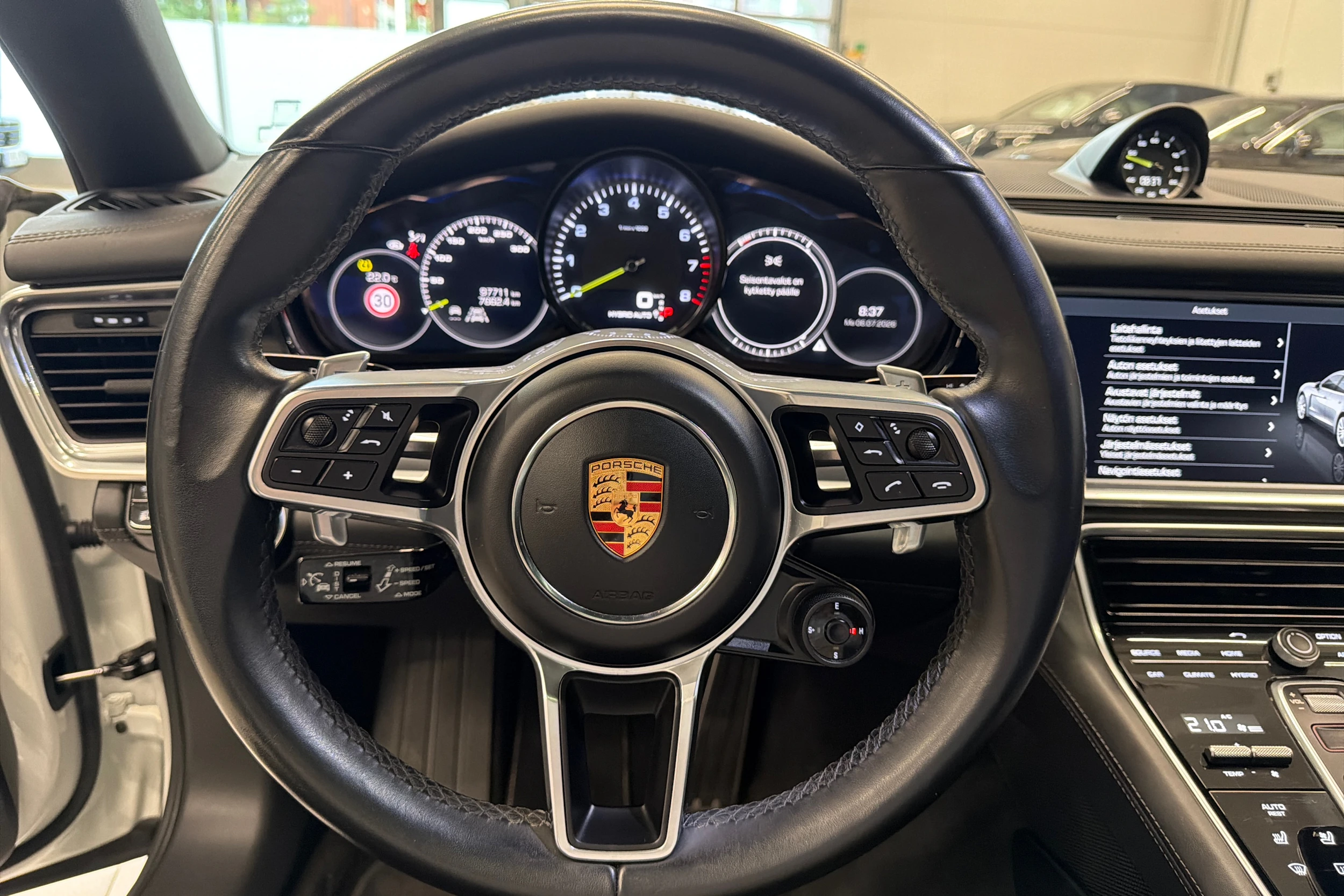 Valkoinen Porsche Panamera 2018 kuva 19.