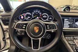 Valkoinen Porsche Panamera 2018 kuva 19.