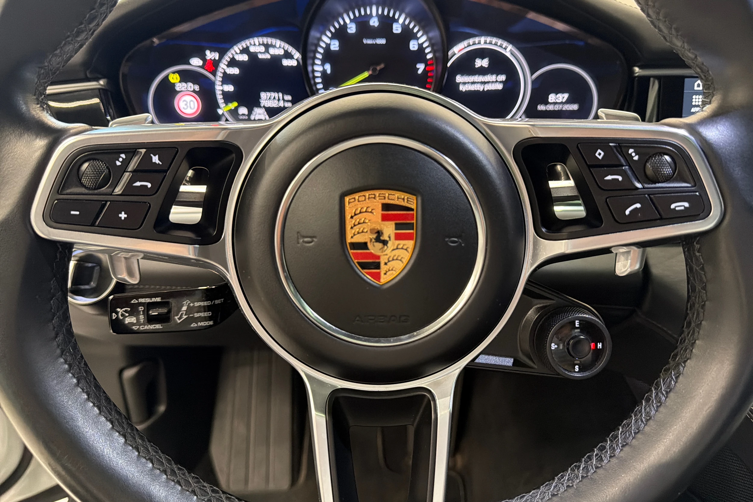 Valkoinen Porsche Panamera 2018 kuva 20.