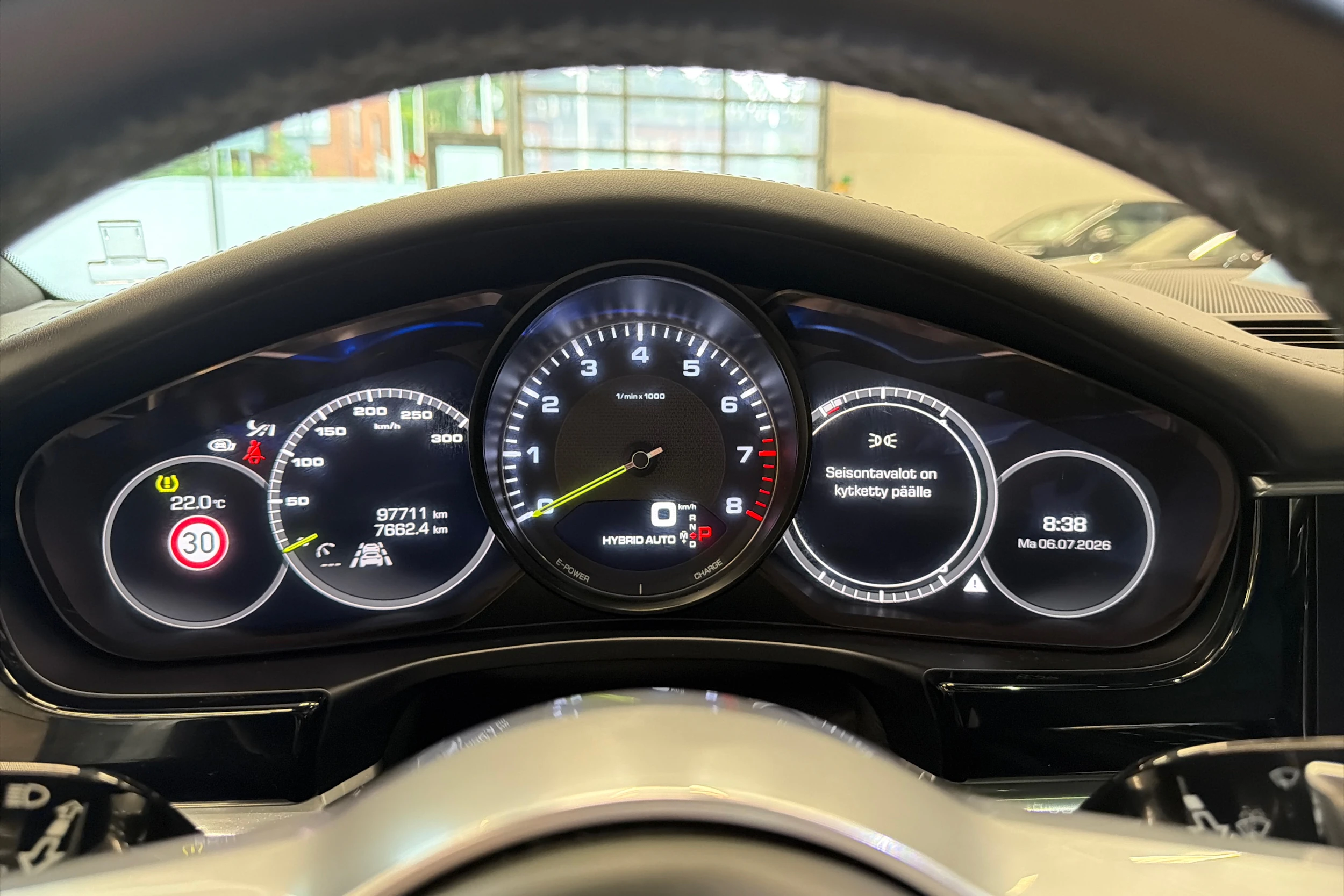 Valkoinen Porsche Panamera 2018 kuva 22.
