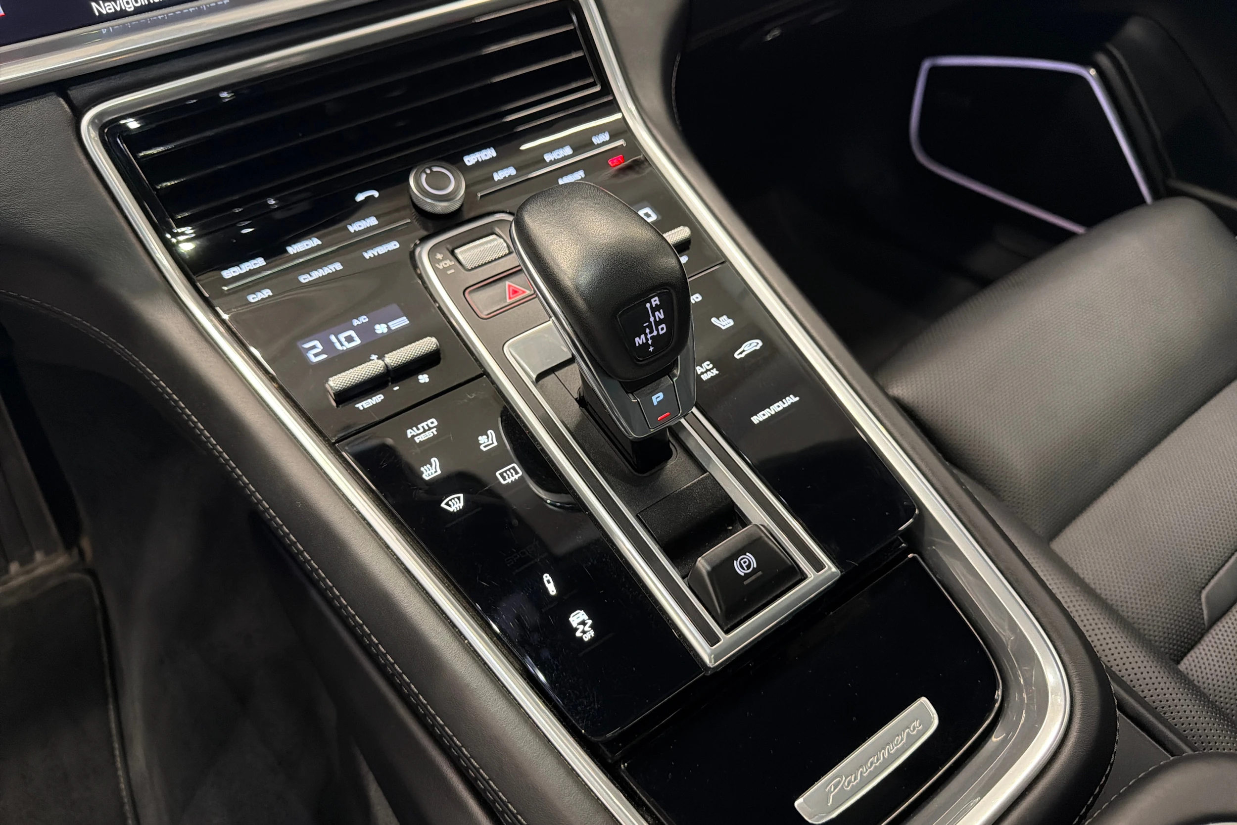 Valkoinen Porsche Panamera 2018 kuva 23.