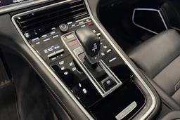 Valkoinen Porsche Panamera 2018 kuva 23.