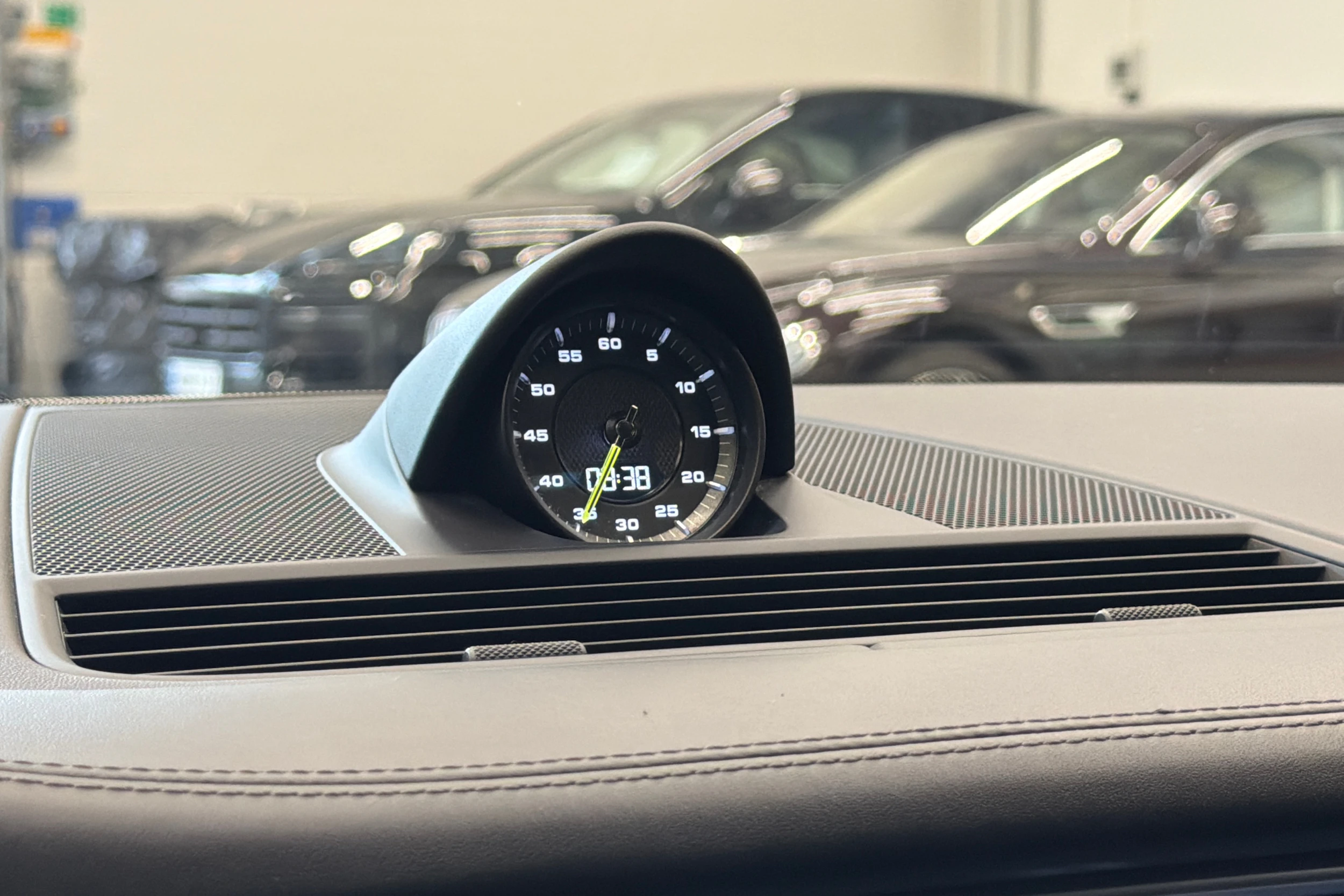Valkoinen Porsche Panamera 2018 kuva 25.