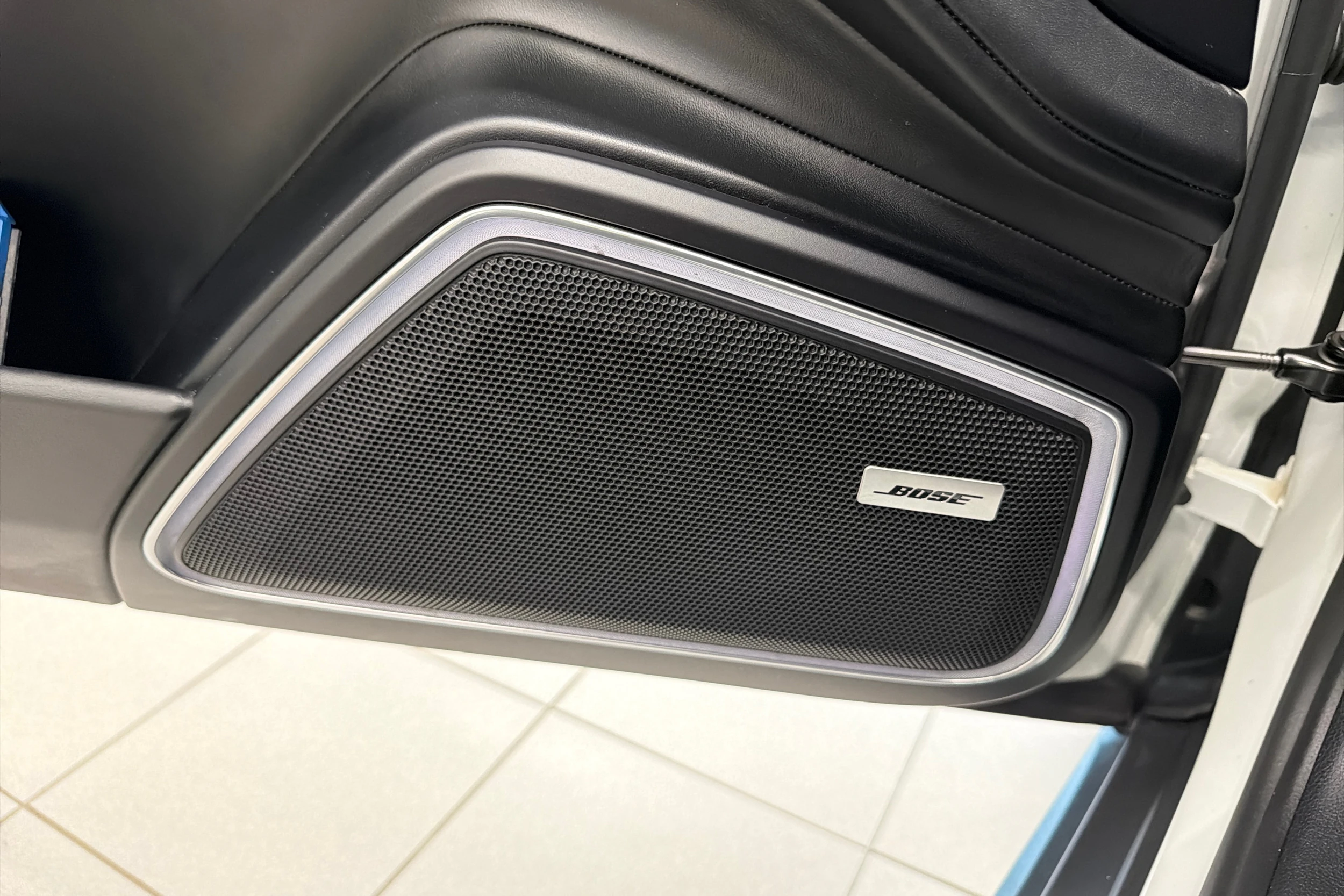 Valkoinen Porsche Panamera 2018 kuva 26.