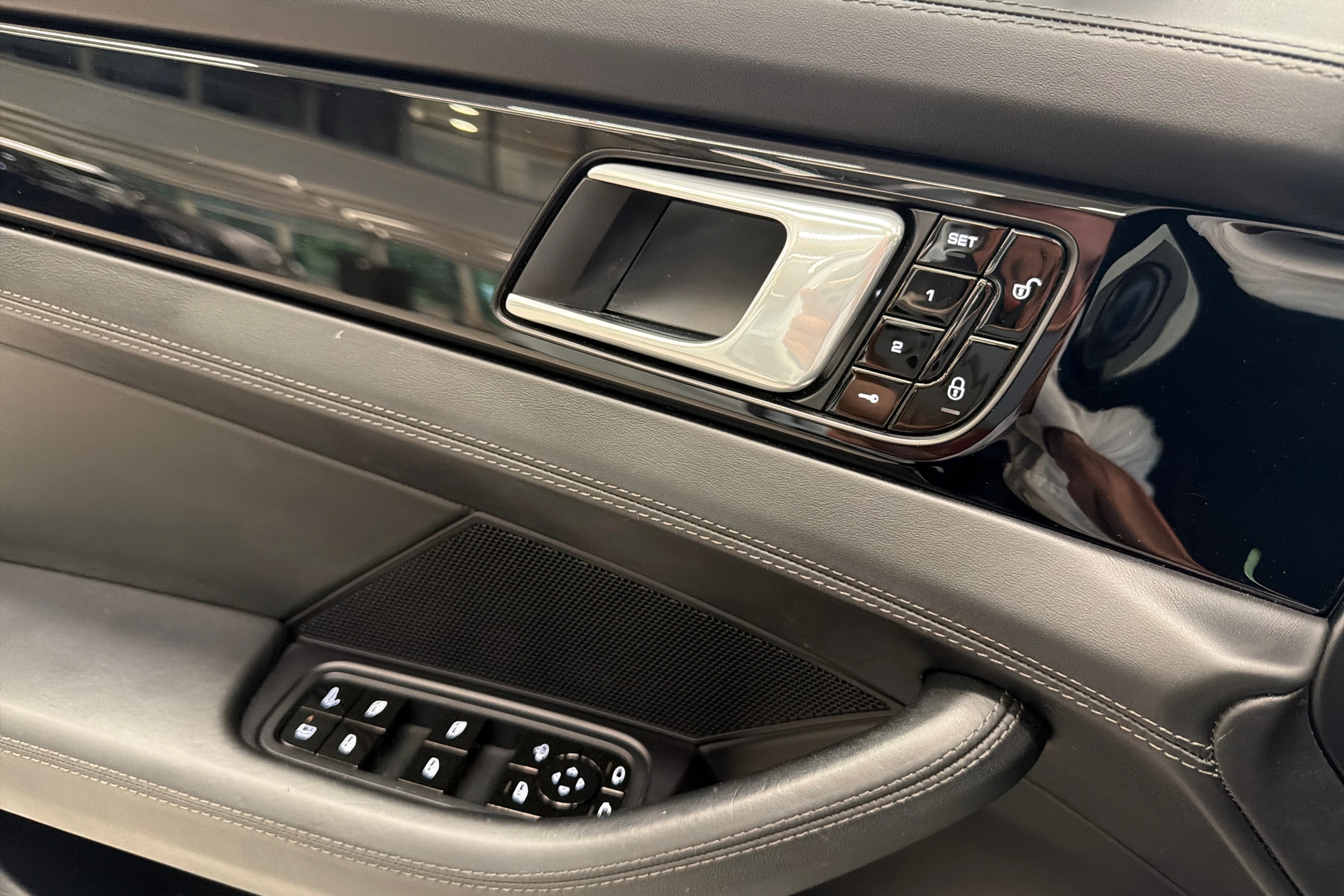 Valkoinen Porsche Panamera 2018 kuva 27.