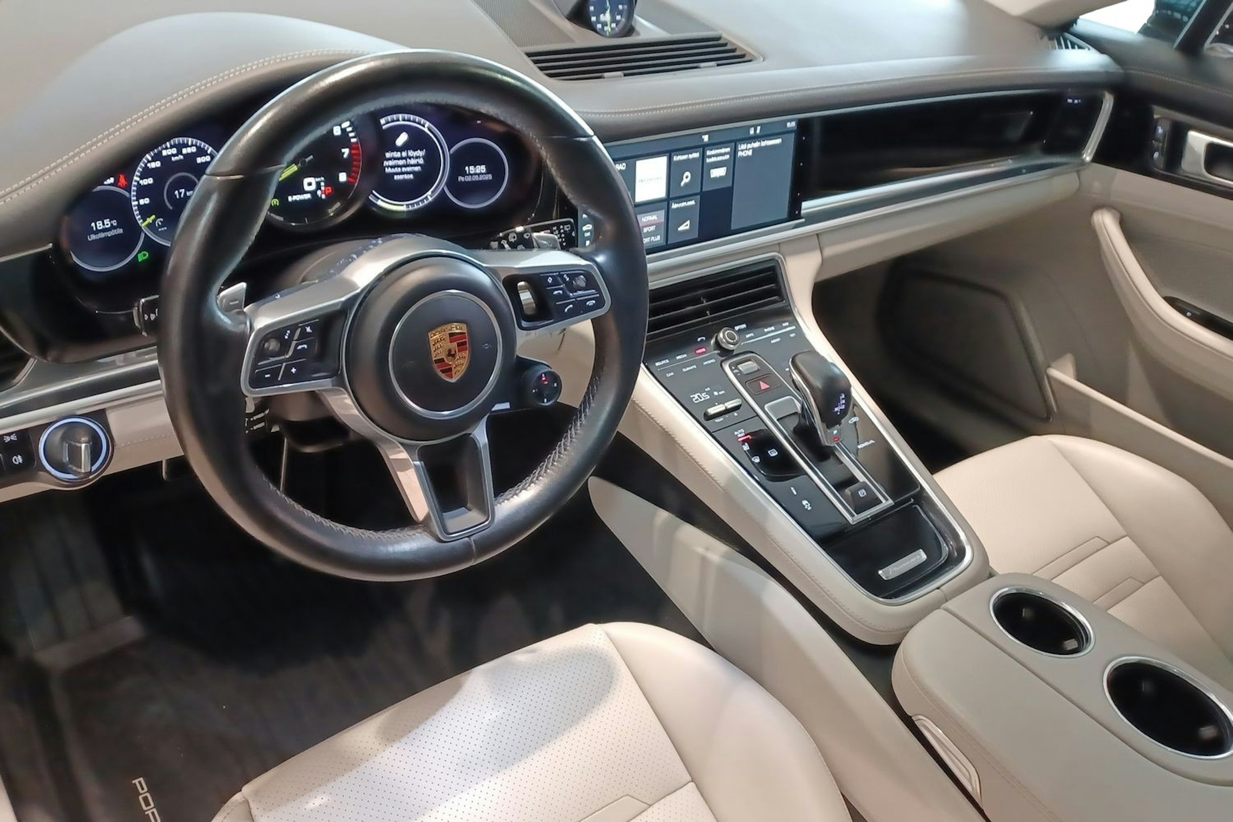 Harmaa Porsche Panamera 2018 kuva 7.