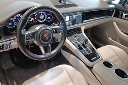 Harmaa Porsche Panamera 2018 kuva 7.