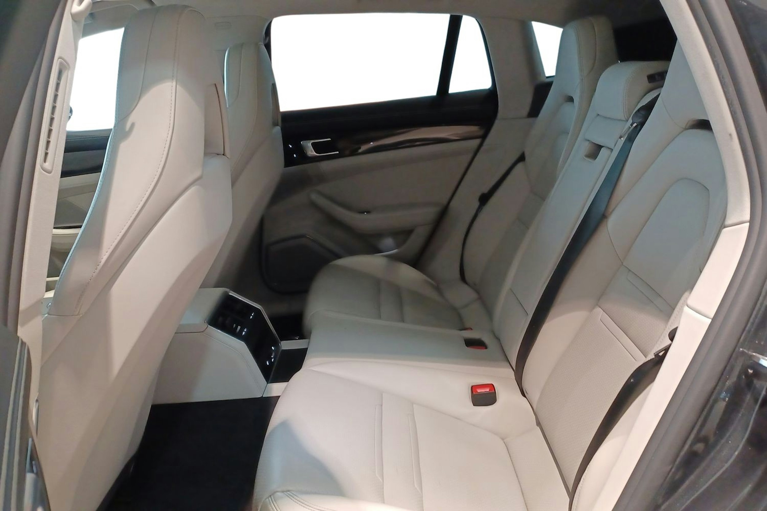 Harmaa Porsche Panamera 2018 kuva 10.