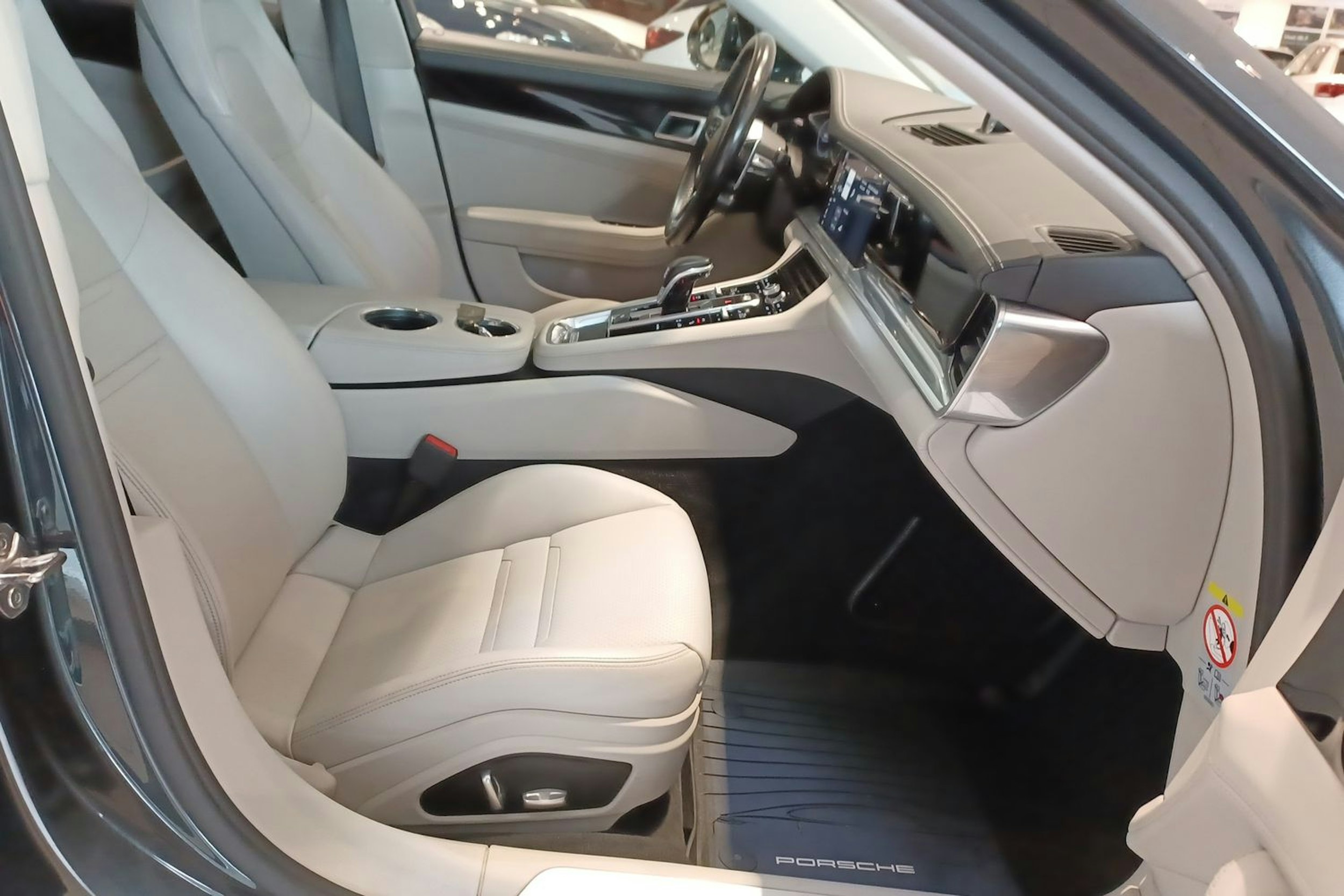 Harmaa Porsche Panamera 2018 kuva 13.