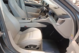 Harmaa Porsche Panamera 2018 kuva 13.