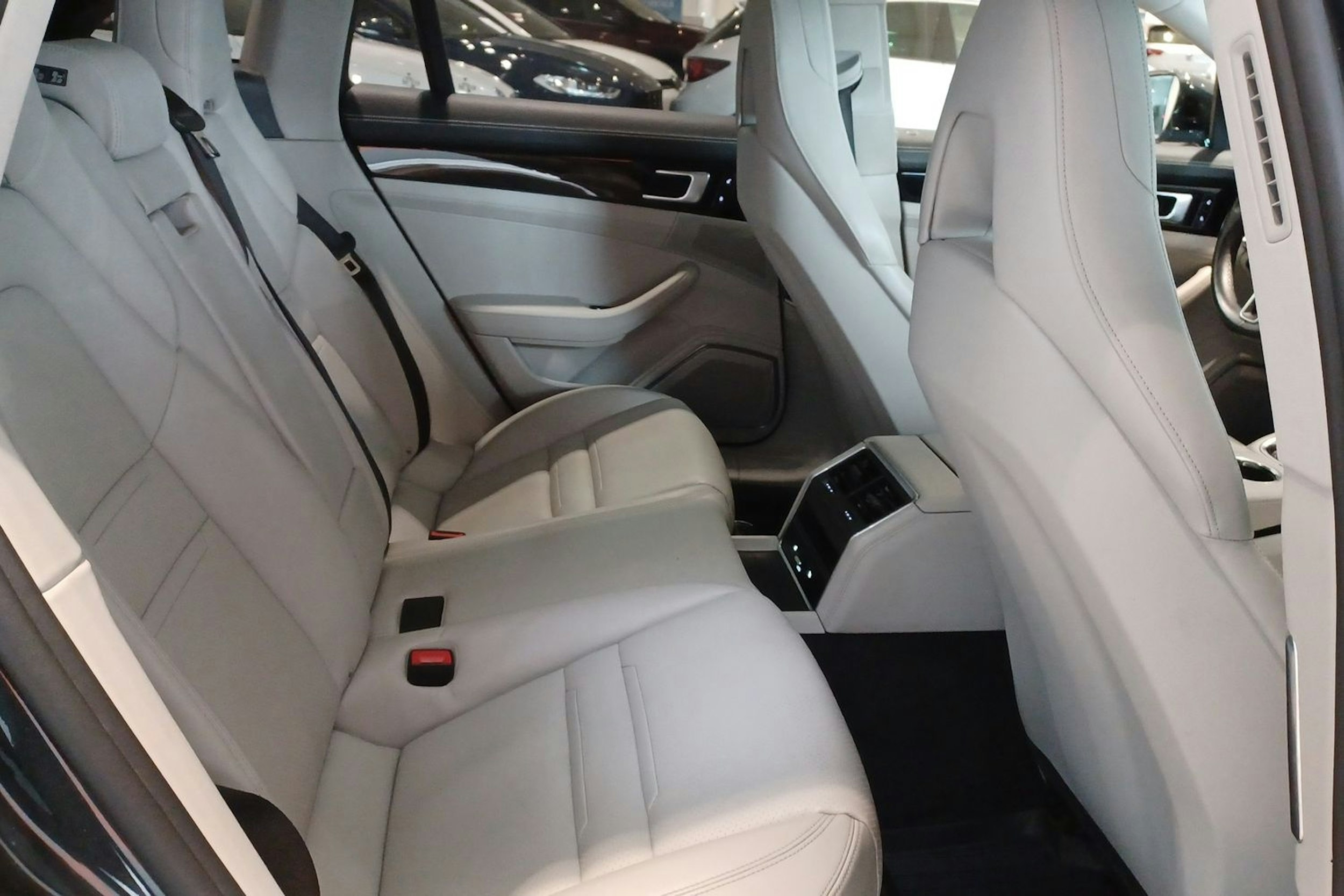 Harmaa Porsche Panamera 2018 kuva 14.