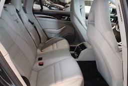 Harmaa Porsche Panamera 2018 kuva 14.