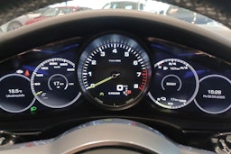 Harmaa Porsche Panamera 2018 kuva 15.