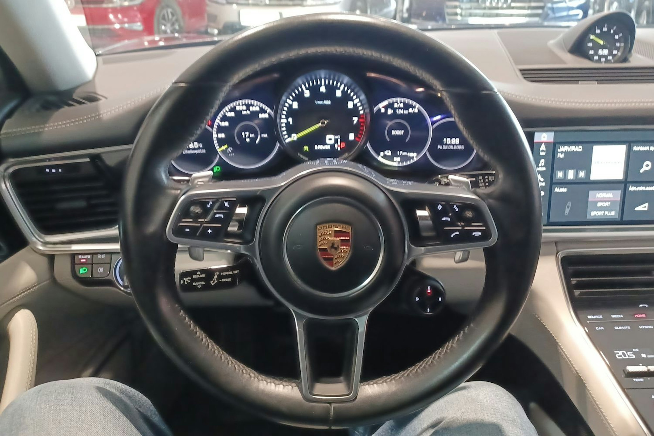 Harmaa Porsche Panamera 2018 kuva 16.