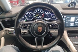 Harmaa Porsche Panamera 2018 kuva 16.