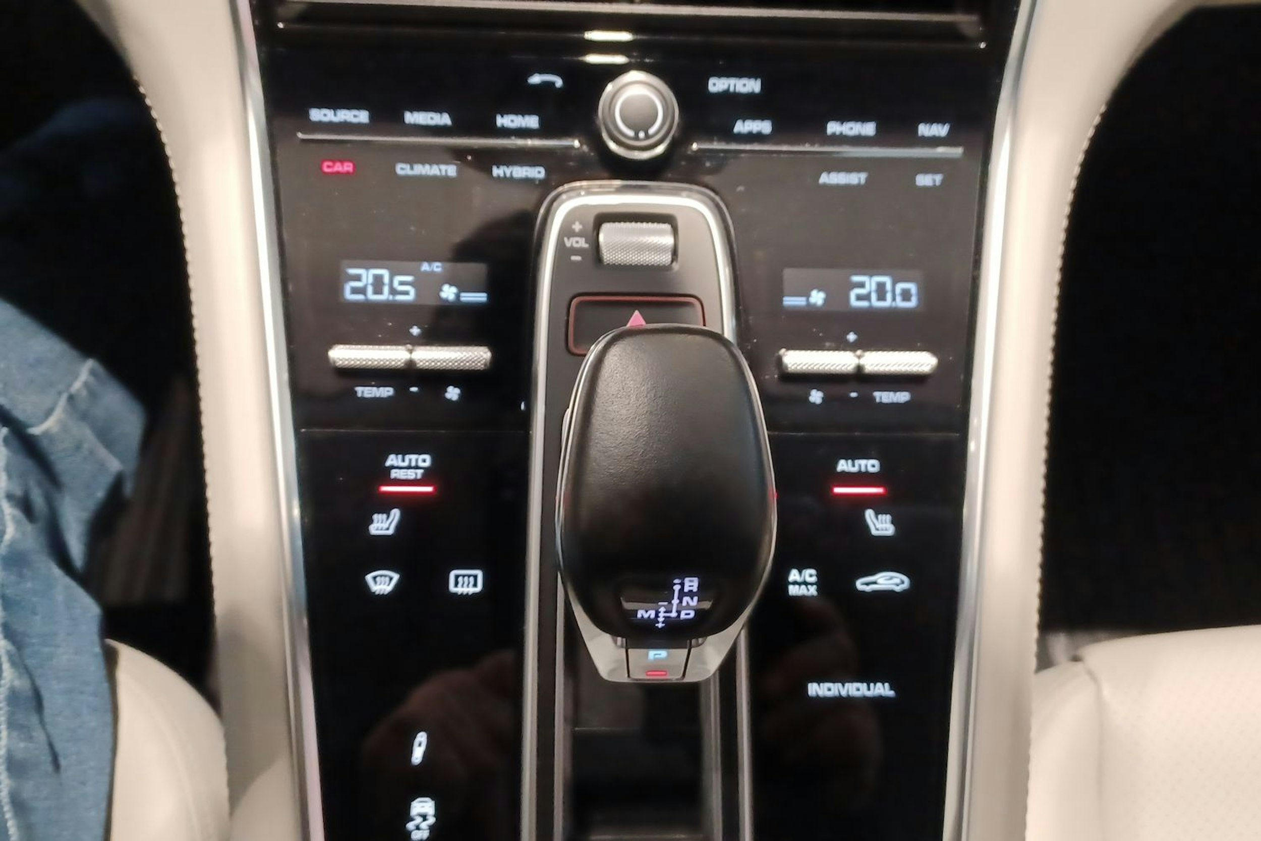 Harmaa Porsche Panamera 2018 kuva 27.
