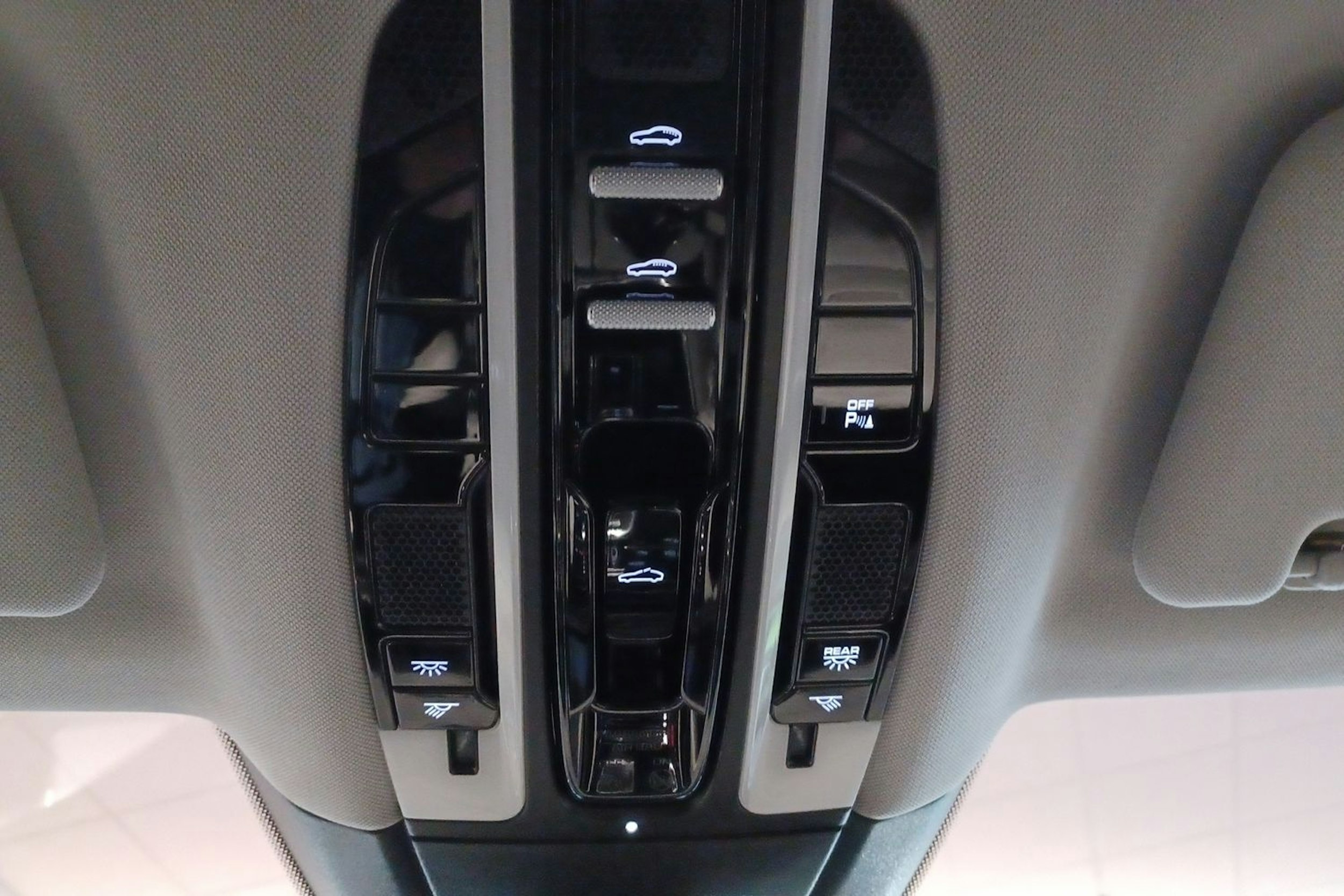Harmaa Porsche Panamera 2018 kuva 38.