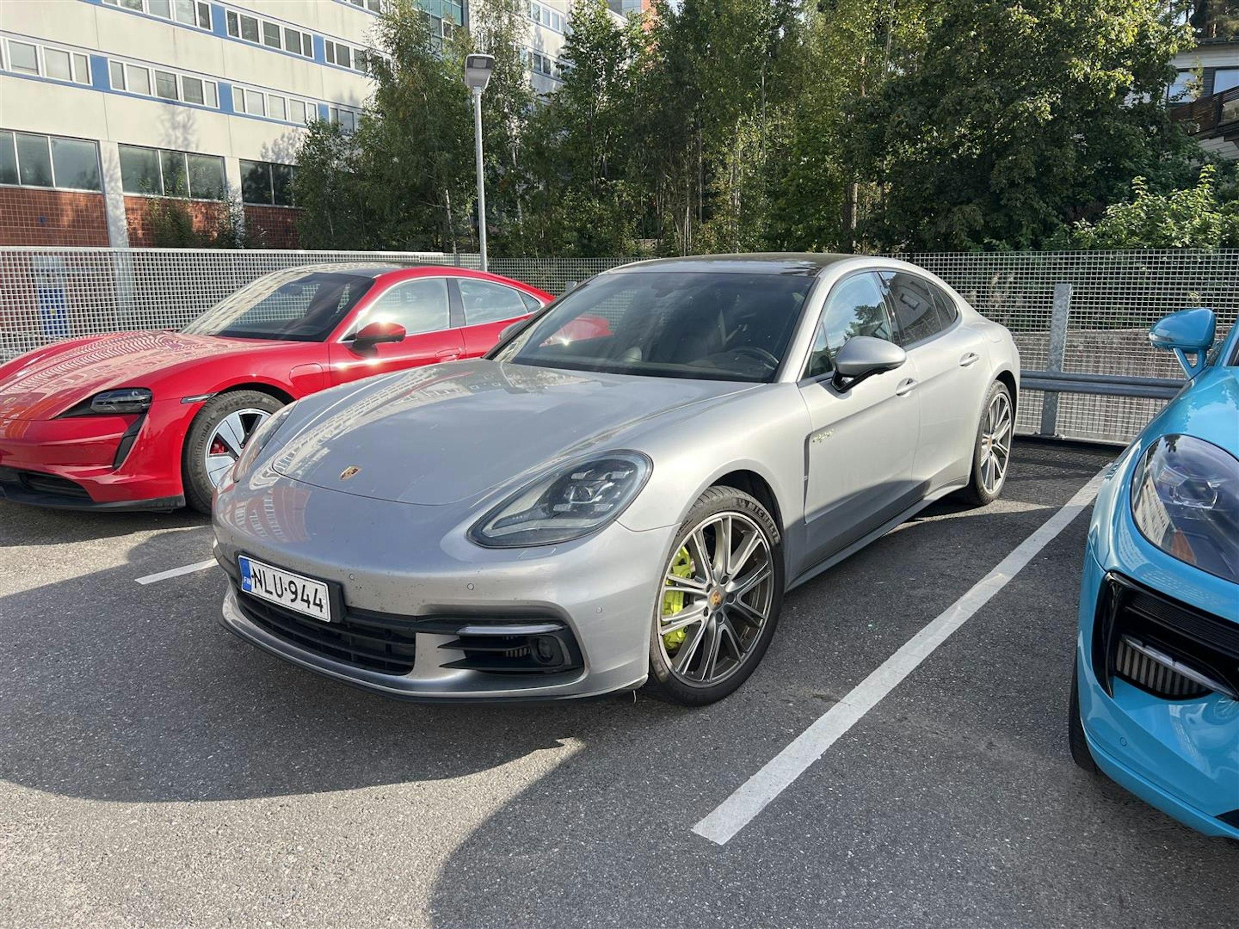 Harmaa Porsche Panamera 2018 kuva 1.