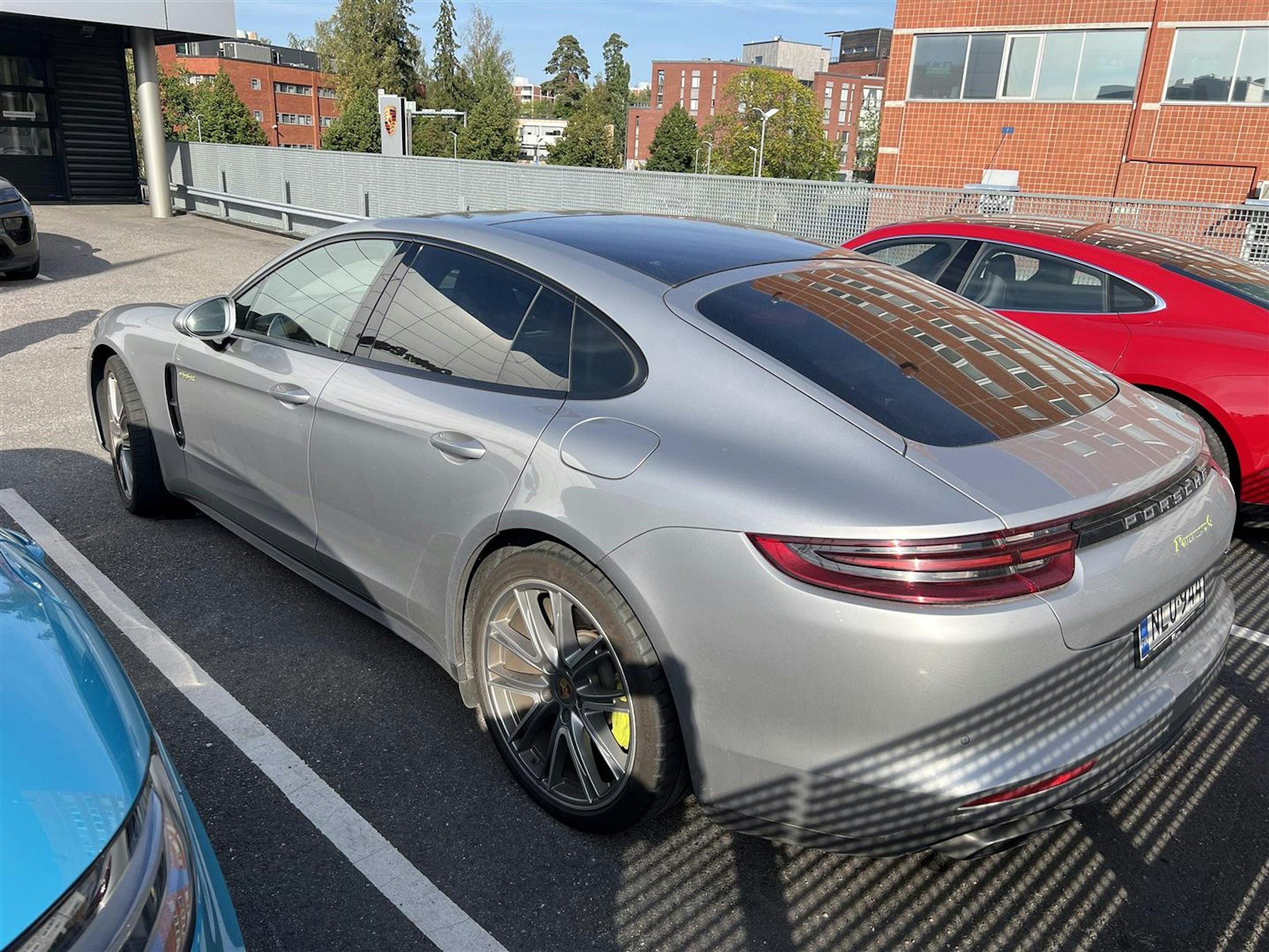 Harmaa Porsche Panamera 2018 kuva 2.