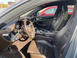 Harmaa Porsche Panamera 2018 kuva 3.