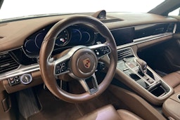 Harmaa Porsche Panamera 2018 kuva 6.