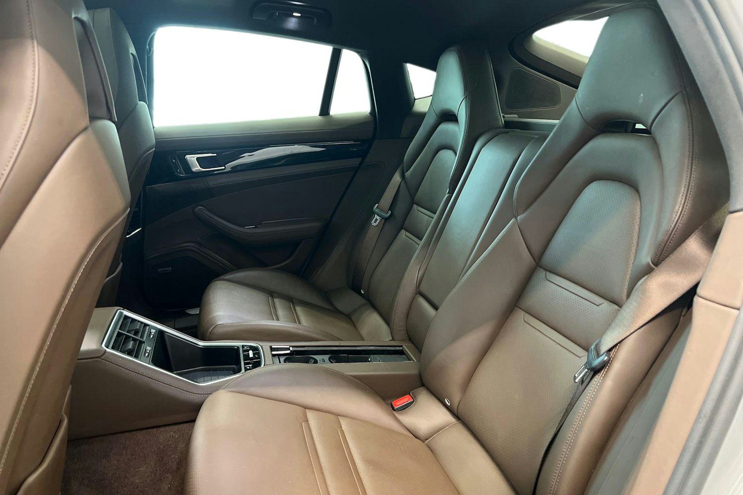Harmaa Porsche Panamera 2018 kuva 7.