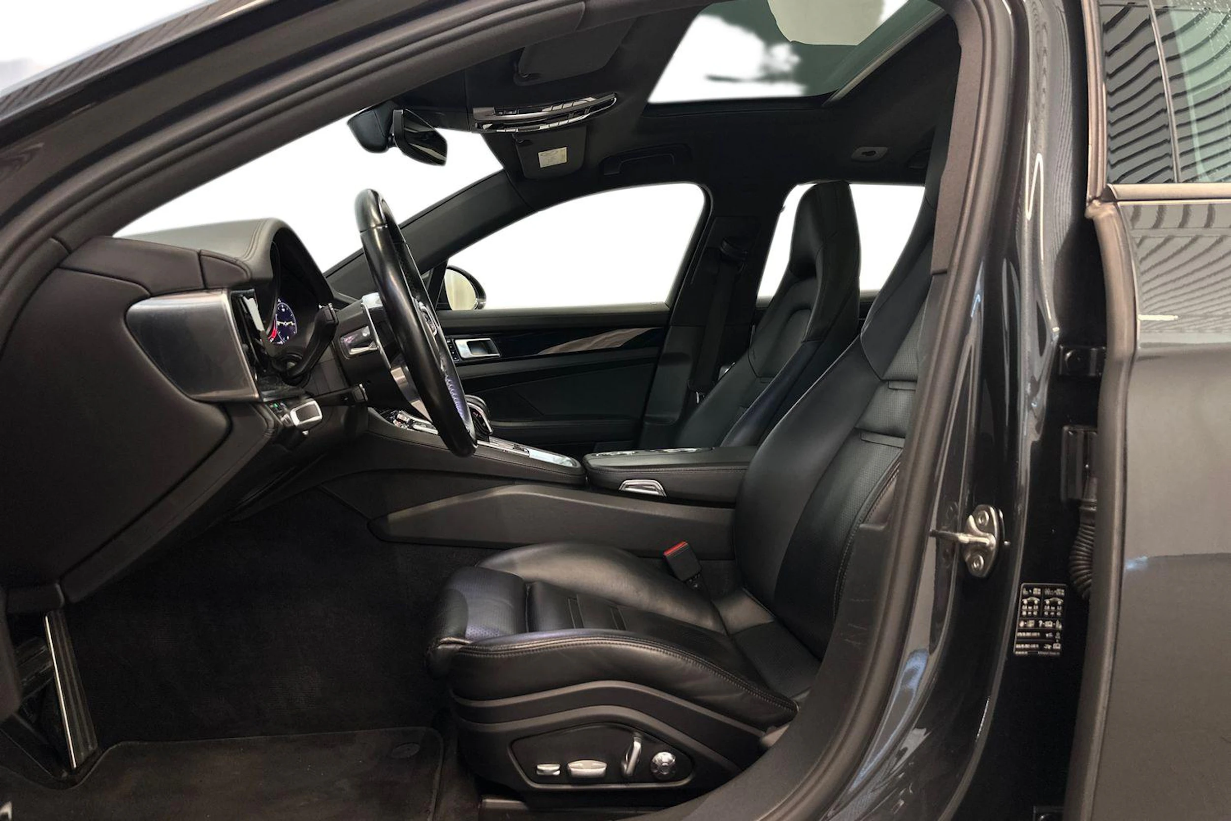 harmaa Porsche Panamera 2018 kuva 7.