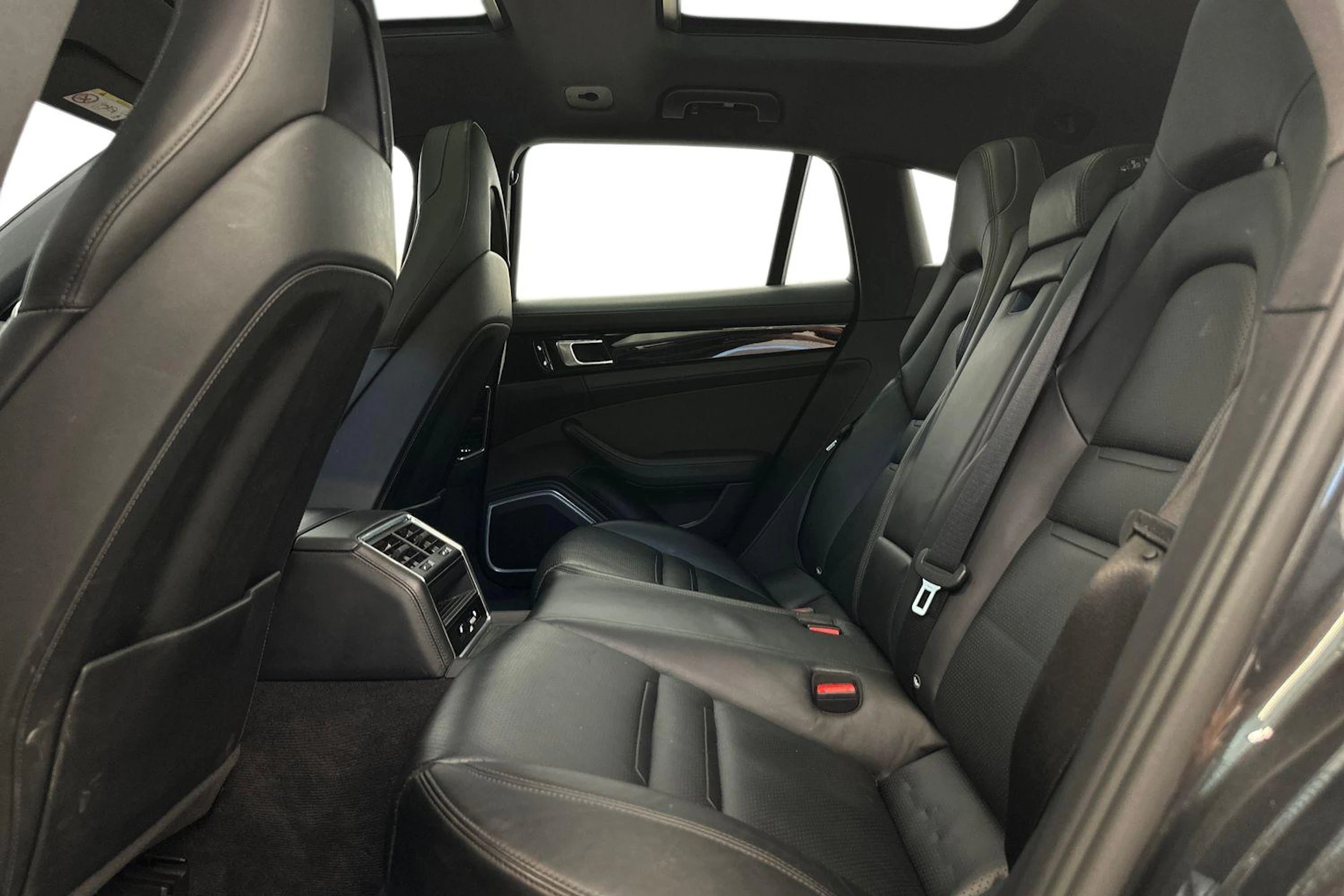 harmaa Porsche Panamera 2018 kuva 8.